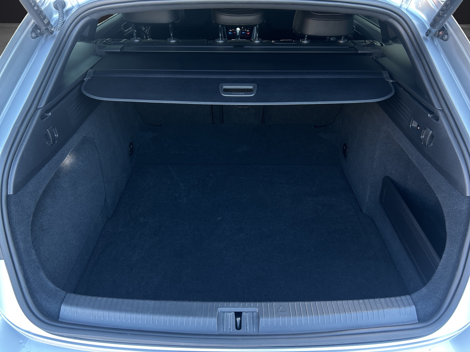 Fahrzeugabbildung Volkswagen Arteon SB R-Line 4M TSI DSG IQ.Light ACC AHK STH SH Pano Massage RearView AppConnect Ambiente Navi