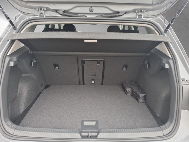 Fahrzeugabbildung Volkswagen Golf VIII TSI Move LED Navi AID RFK SH LM