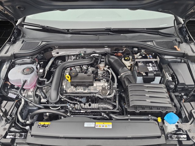 Fahrzeugabbildung Volkswagen Golf VIII TSI Move LED Navi AID RFK SH LM