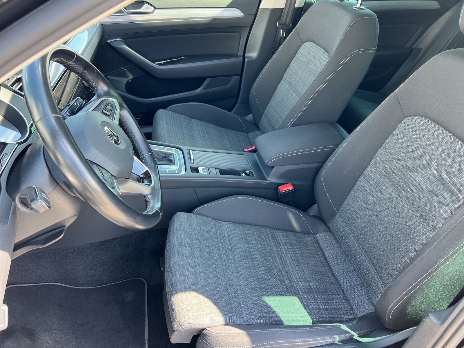 Fahrzeugabbildung Volkswagen Passat Variant Business TSI DSG LED ACC AHK PDC WeConnect Navi Klima