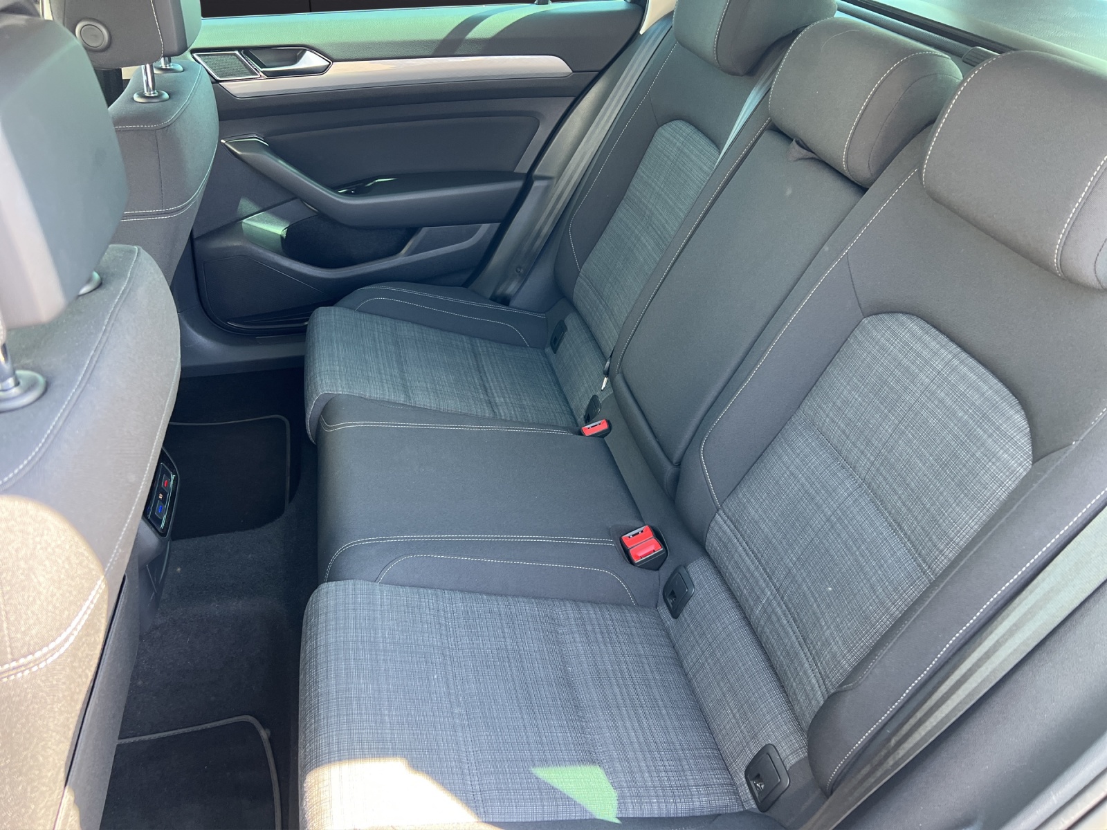 Fahrzeugabbildung Volkswagen Passat Variant Business TSI DSG LED ACC AHK PDC WeConnect Navi Klima