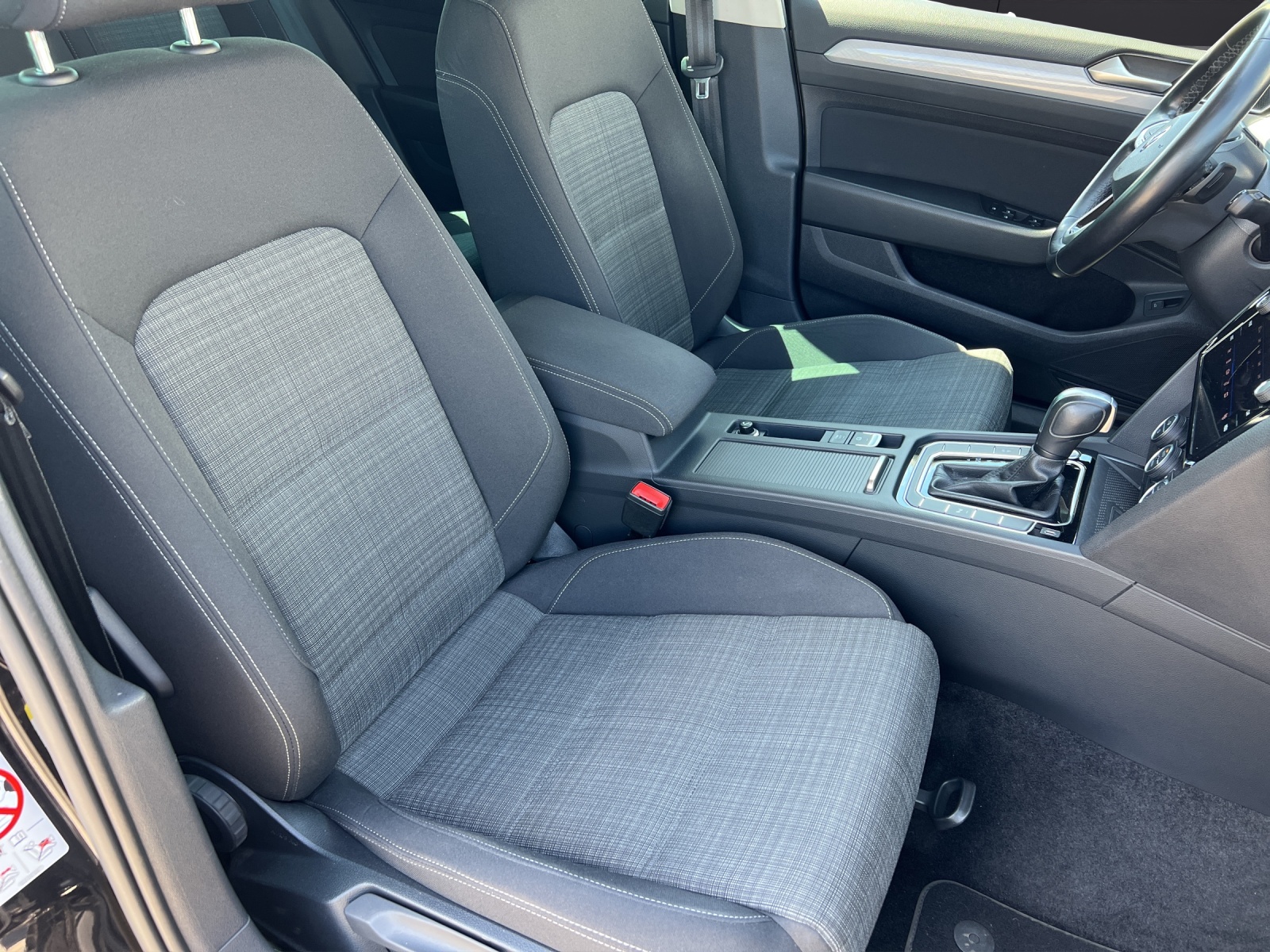Fahrzeugabbildung Volkswagen Passat Variant Business TSI DSG LED ACC AHK PDC WeConnect Navi Klima