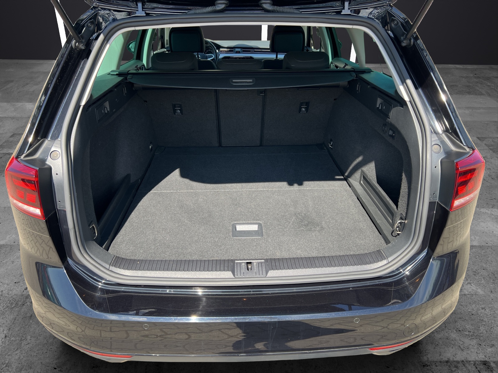 Fahrzeugabbildung Volkswagen Passat Variant Business TSI DSG LED ACC AHK PDC WeConnect Navi Klima