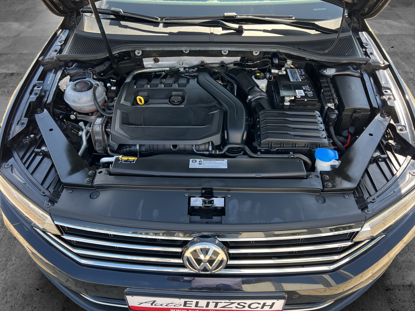 Fahrzeugabbildung Volkswagen Passat Variant Business TSI DSG LED ACC AHK PDC WeConnect Navi Klima