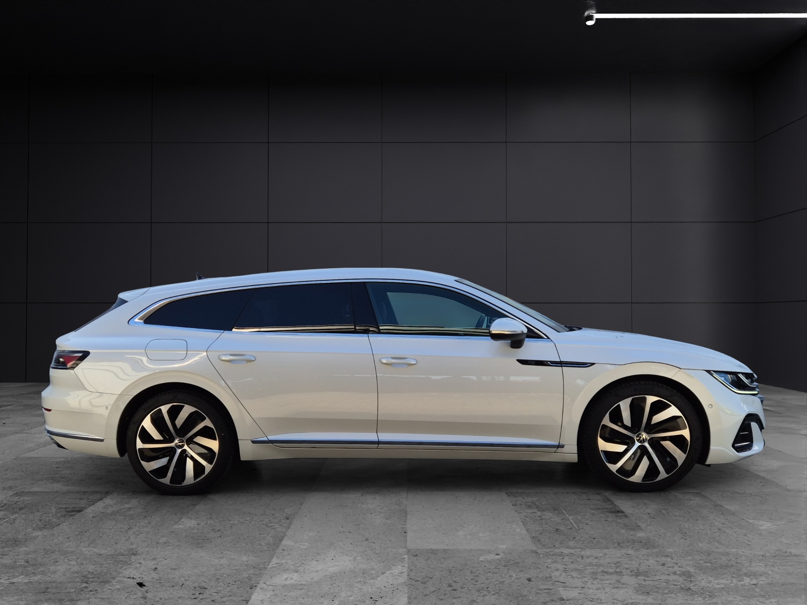 Fahrzeugabbildung Volkswagen Arteon SB TSI R-Line DSG Matrix AHK Navi AID ACC RFK 19