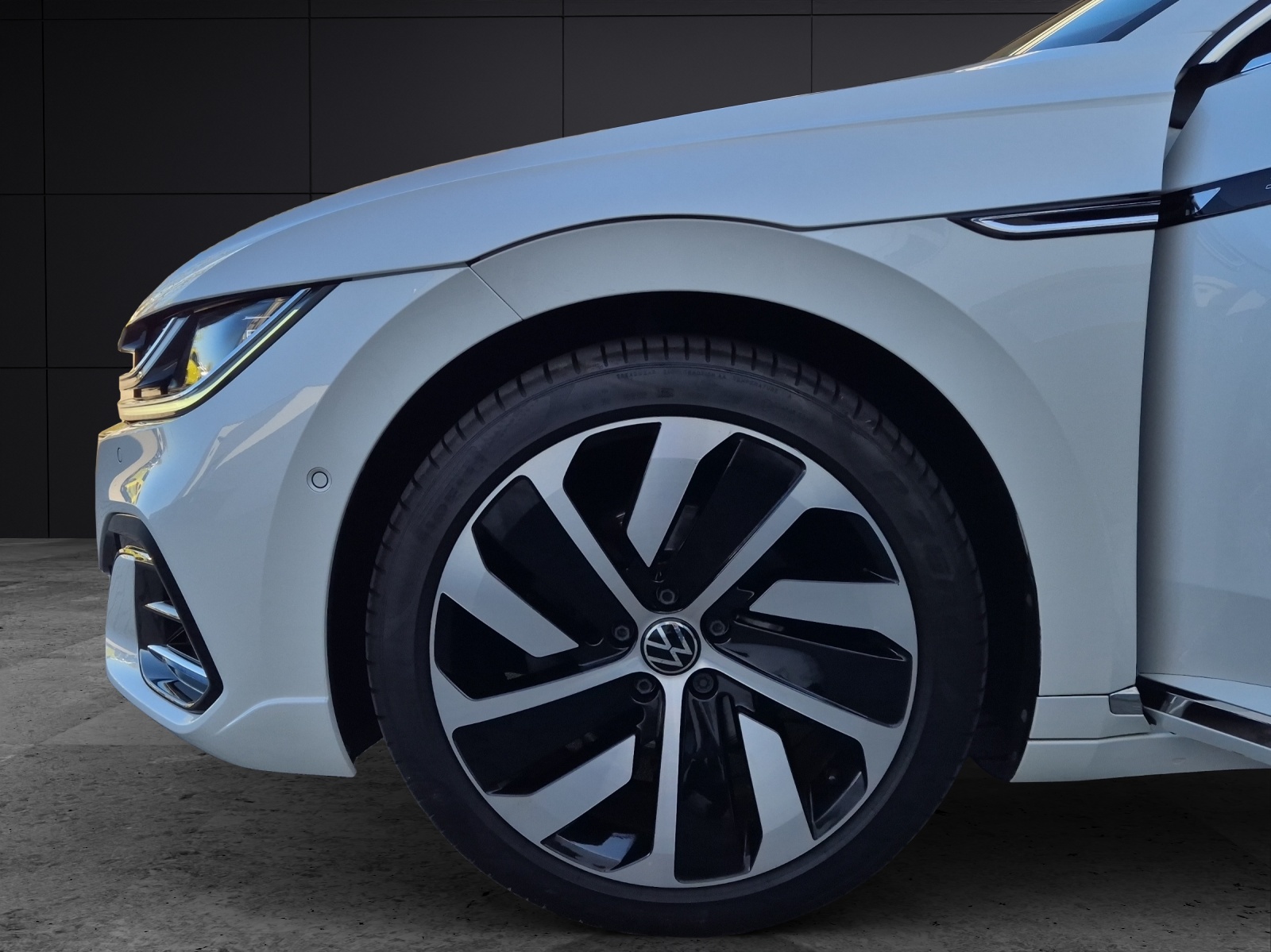 Fahrzeugabbildung Volkswagen Arteon SB TSI R-Line DSG Matrix AHK Navi AID ACC RFK 19