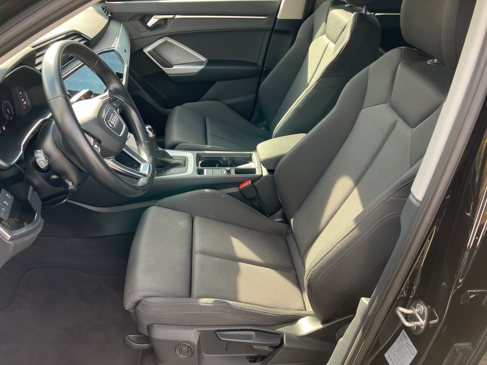 Fahrzeugabbildung Audi Q3 35 TFSI S tronic LED Navi plus AHZV