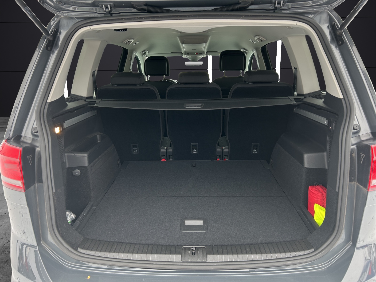 Fahrzeugabbildung Volkswagen Touran Highline TDI DSG LED ACC AHK SH Massage PDC WeConnect Ambiente Navi