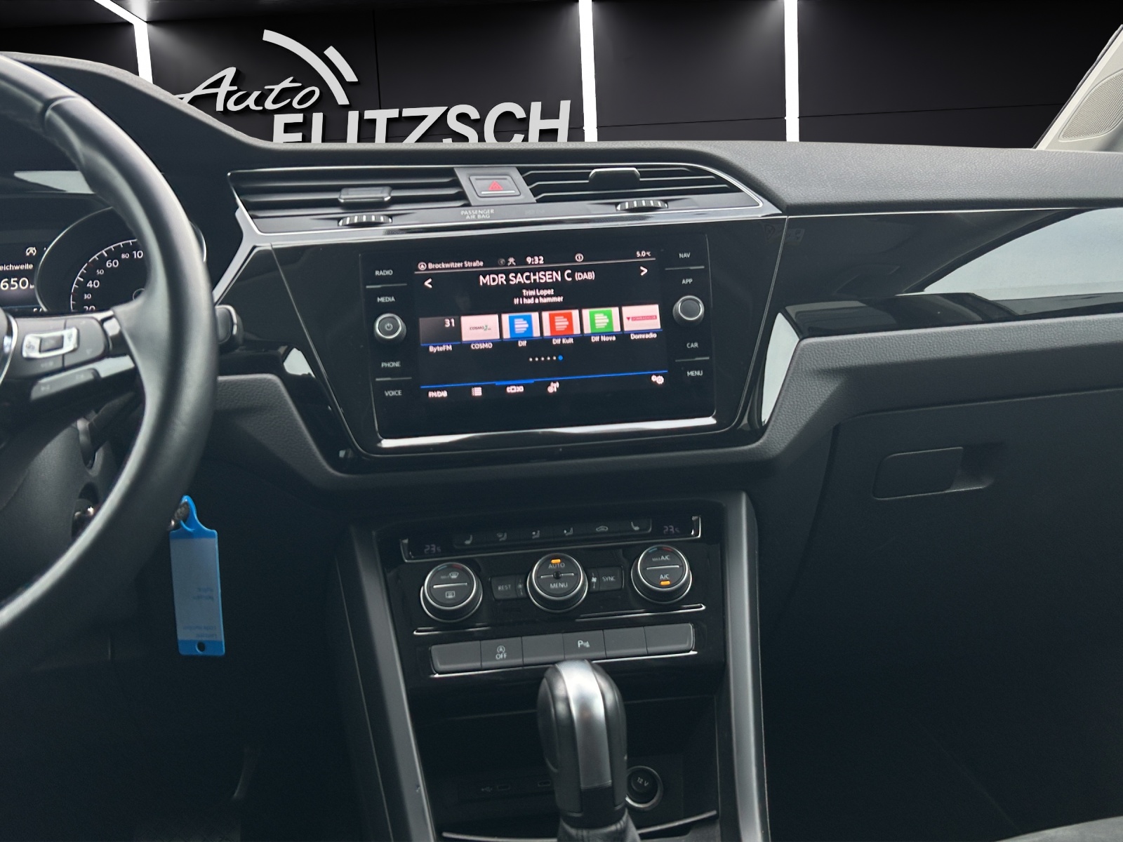 Fahrzeugabbildung Volkswagen Touran Highline TDI DSG LED ACC AHK SH Massage PDC WeConnect Ambiente Navi