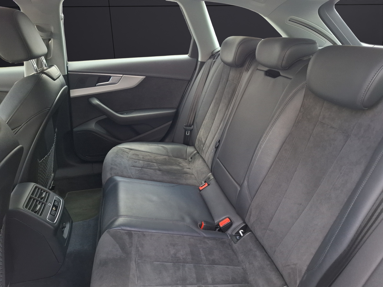 Fahrzeugabbildung Audi A4 Avant 40 TDI S-tronic quattro LED AHK Navi AVC ACC Park-Assist SH