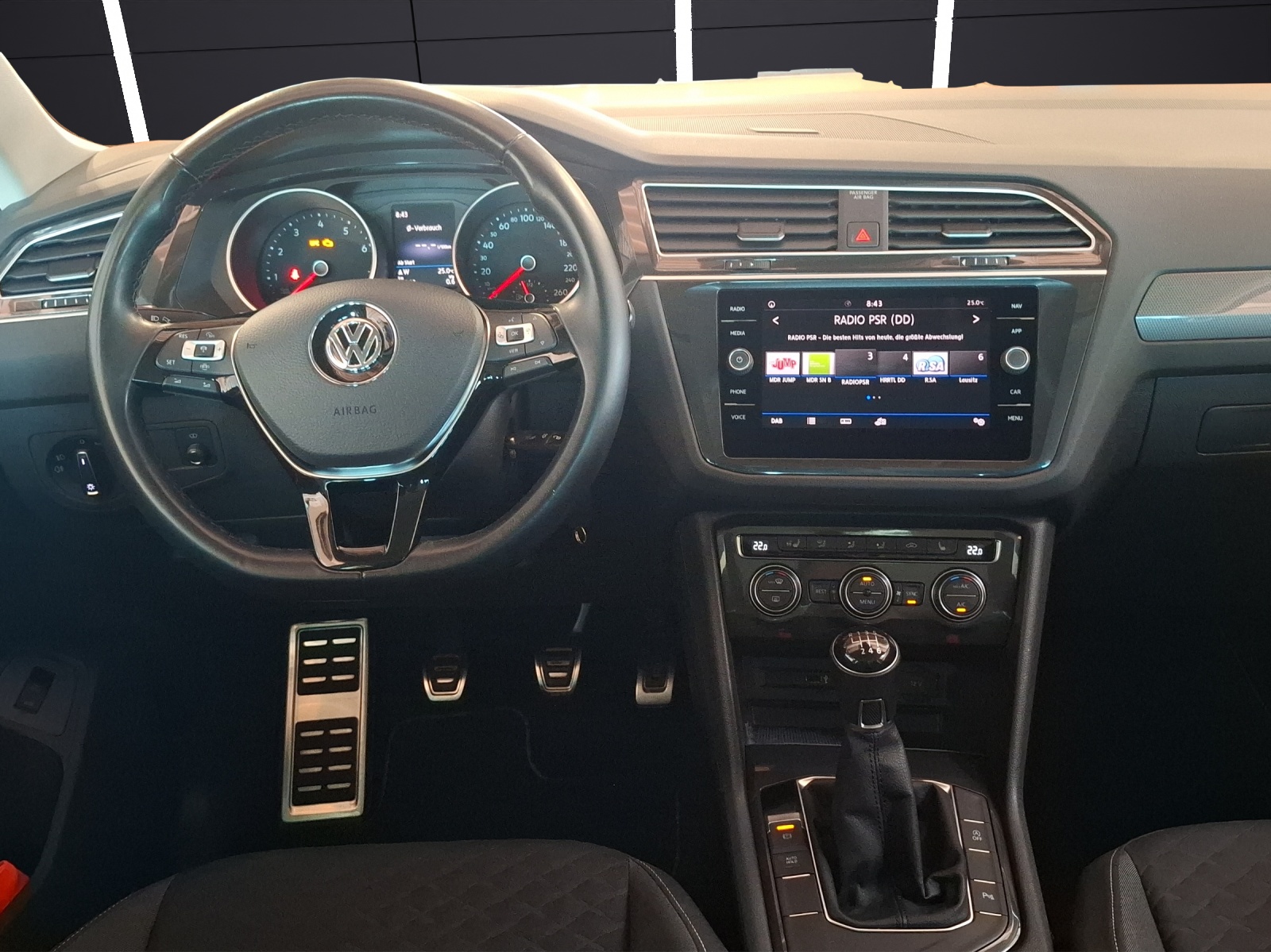 Fahrzeugabbildung Volkswagen Tiguan TSI Join LED AHK Navi HUD ACC PDC SH 19