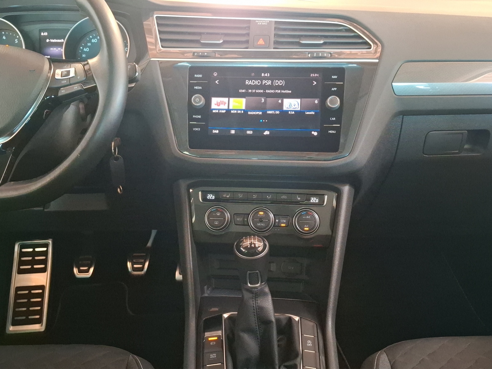 Fahrzeugabbildung Volkswagen Tiguan TSI Join LED AHK Navi HUD ACC PDC SH 19
