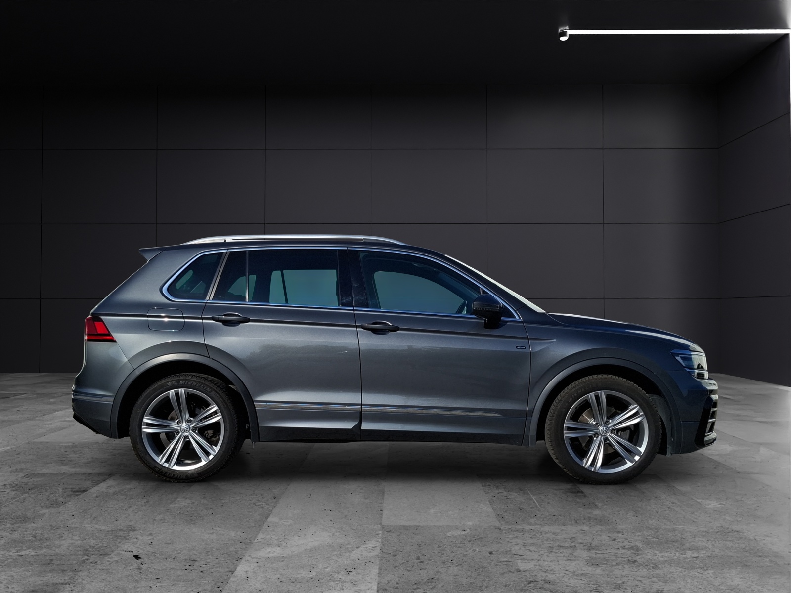 Fahrzeugabbildung Volkswagen Tiguan TSI Join LED AHK Navi HUD ACC PDC SH 19