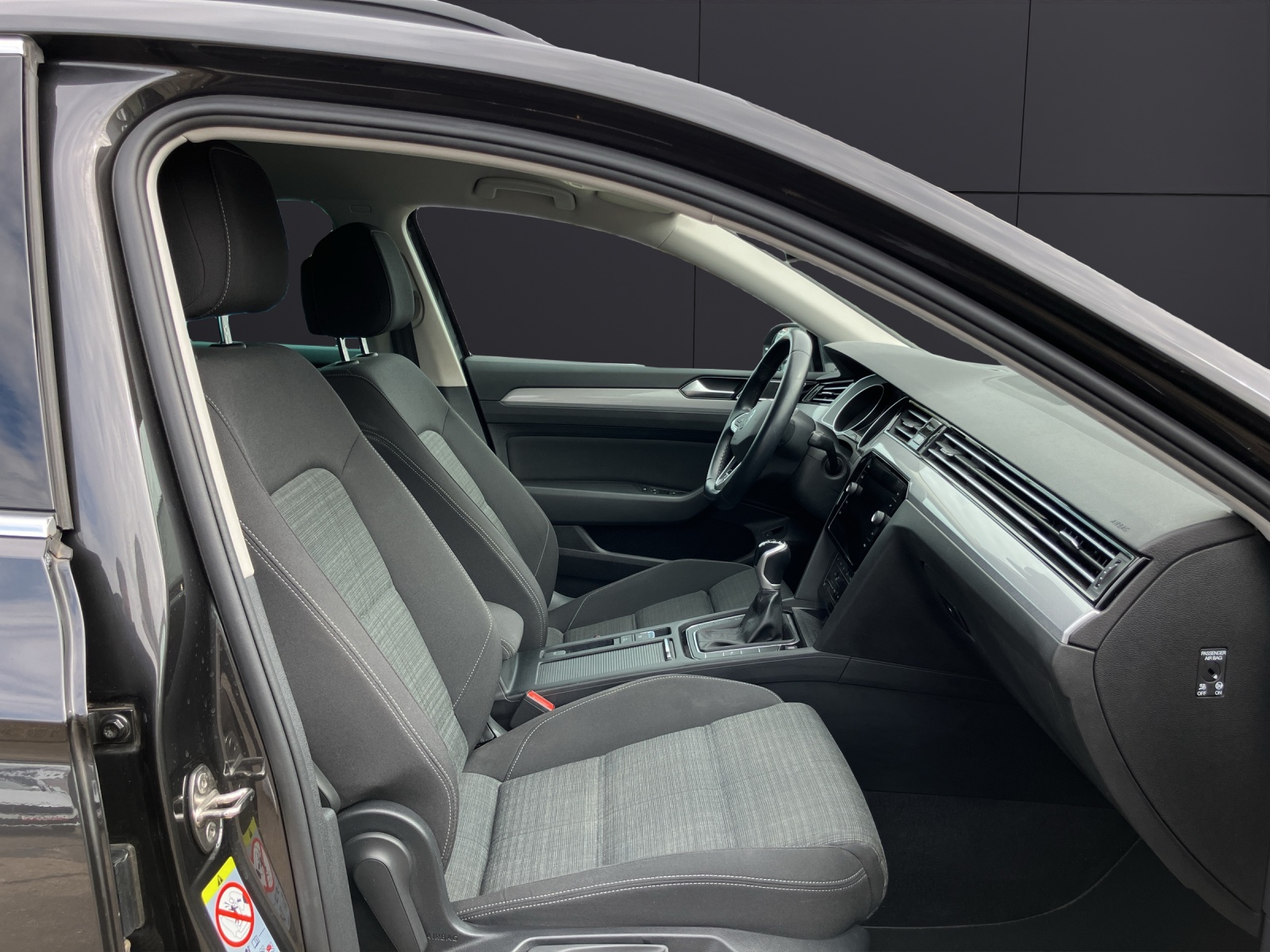 Fahrzeugabbildung Volkswagen Passat Variant TSI R-Line LED ACC AHK HuD Massage Business