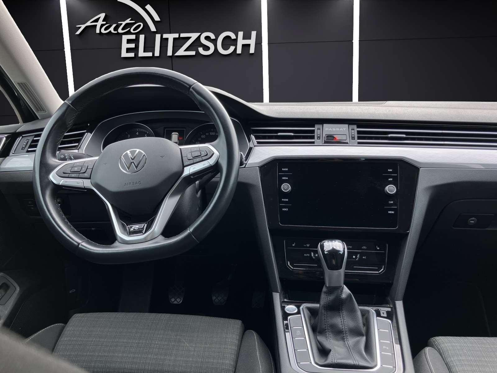Fahrzeugabbildung Volkswagen Passat Variant TSI R-Line LED ACC AHK HuD Massage Business