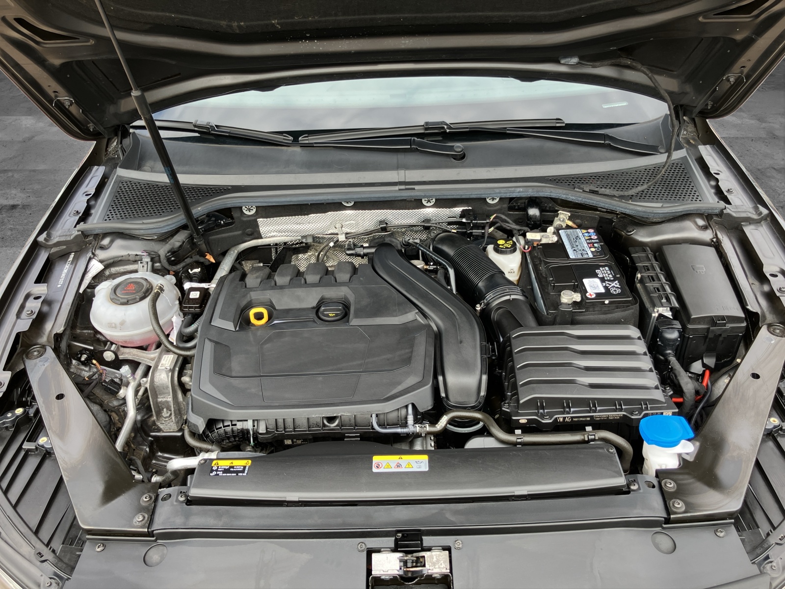 Fahrzeugabbildung Volkswagen Passat Variant TSI R-Line LED ACC AHK HuD Massage Business