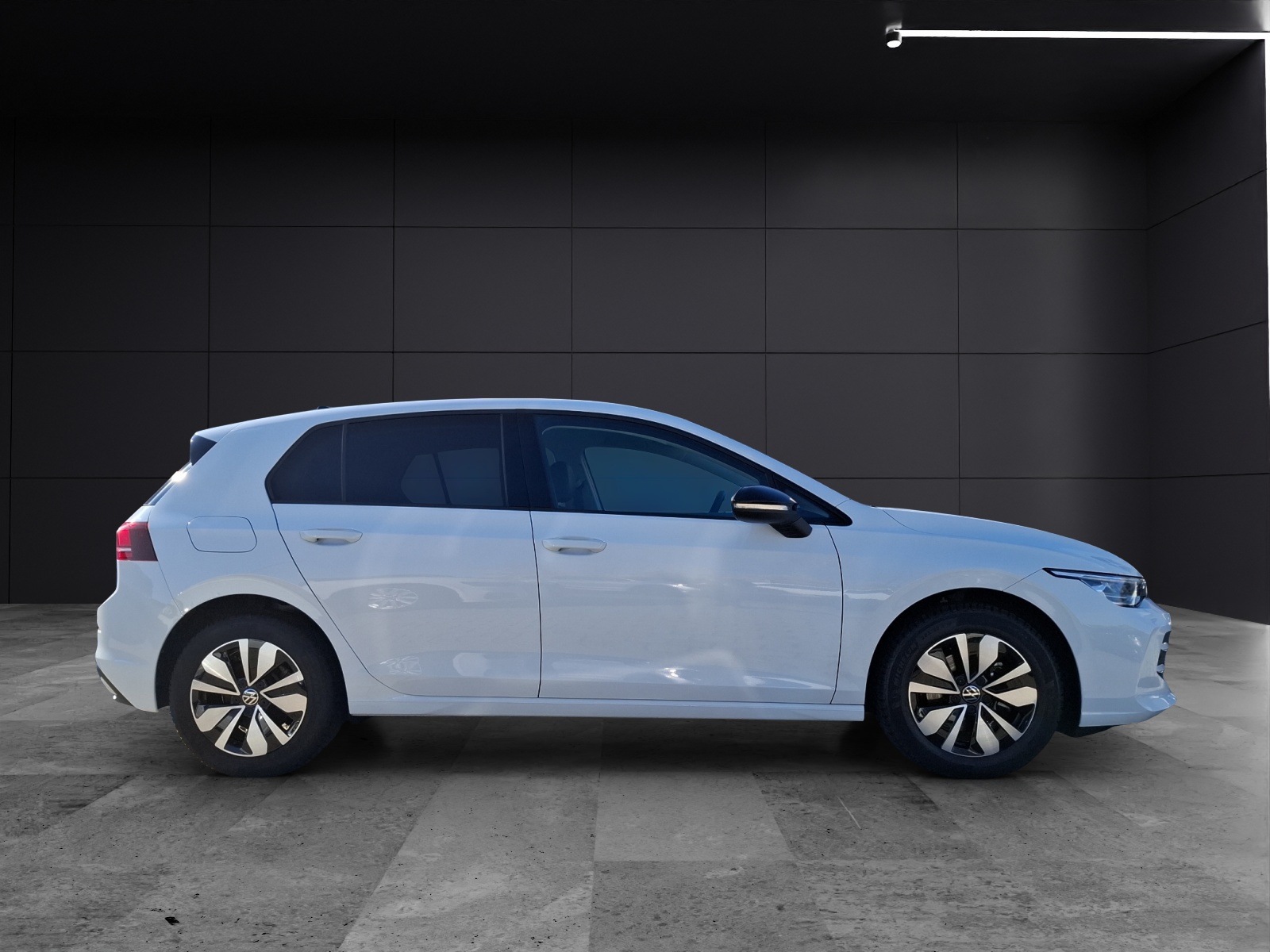 Fahrzeugabbildung Volkswagen Golf VIII TSI Goal LED AHK Navi AID ACC PDC SH LM
