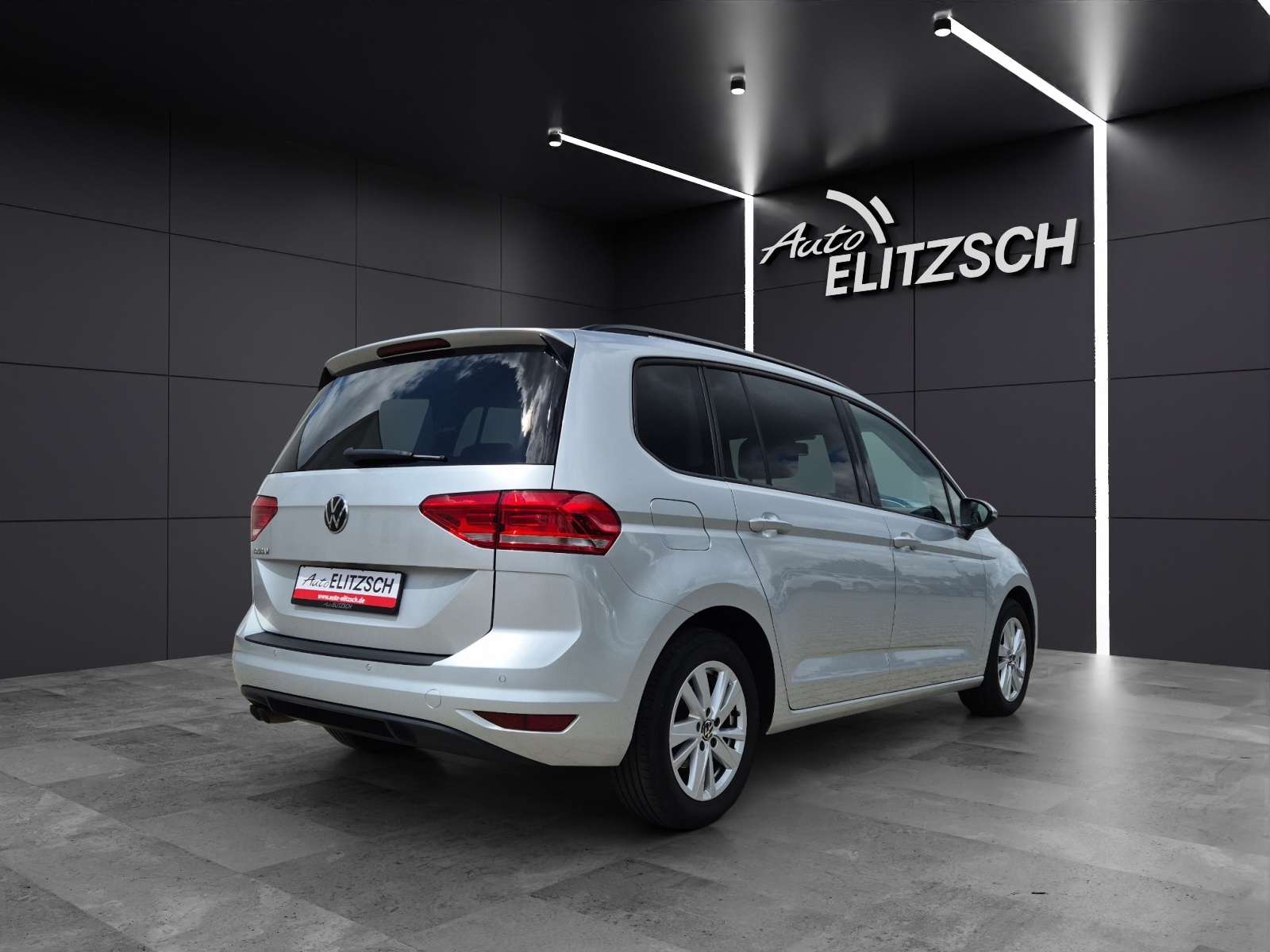 Fahrzeugabbildung Volkswagen Touran TDI Comfortline DSG AHK Navi PDC SH LM