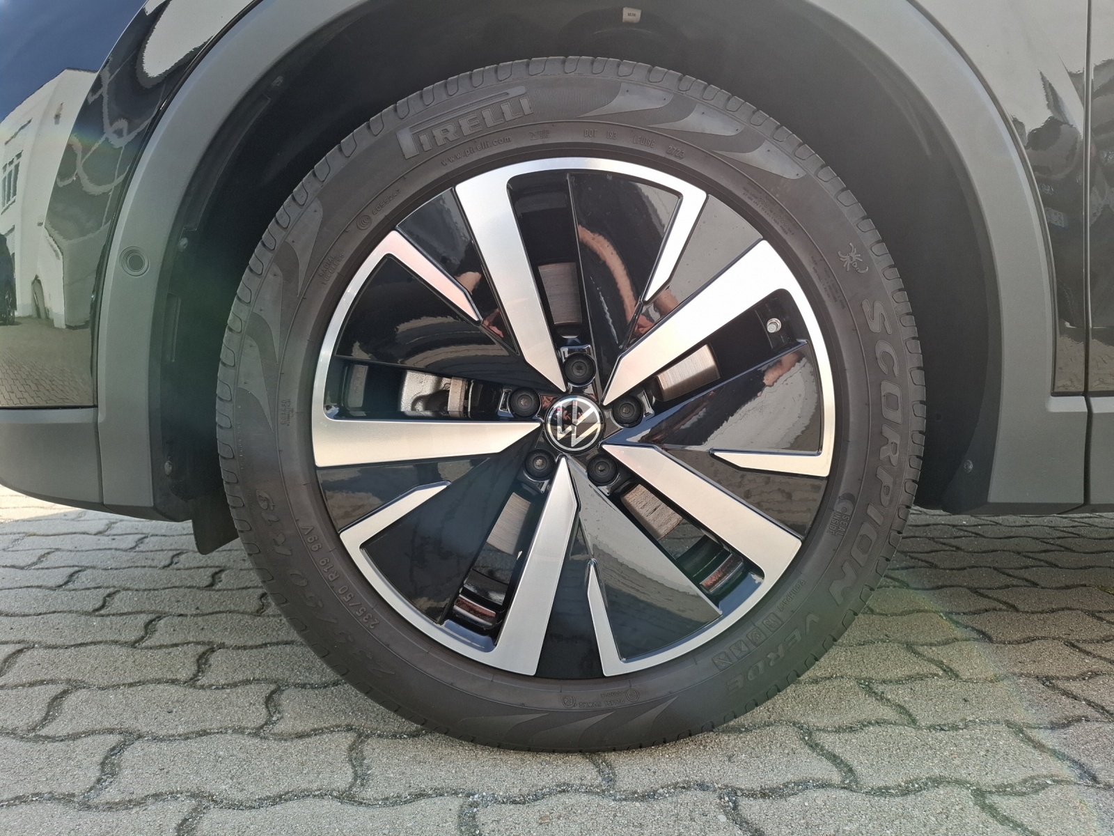 Fahrzeugabbildung Volkswagen Tiguan TDI Elegance DSG Matrix STH AHK Navi Pano HUD AID ACC RFK Leder 19