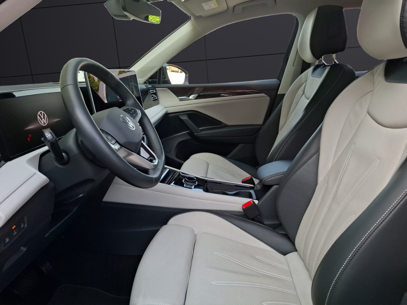 Fahrzeugabbildung Volkswagen Tiguan TDI Elegance DSG Matrix STH AHK Navi Pano HUD AID ACC RFK Leder 19