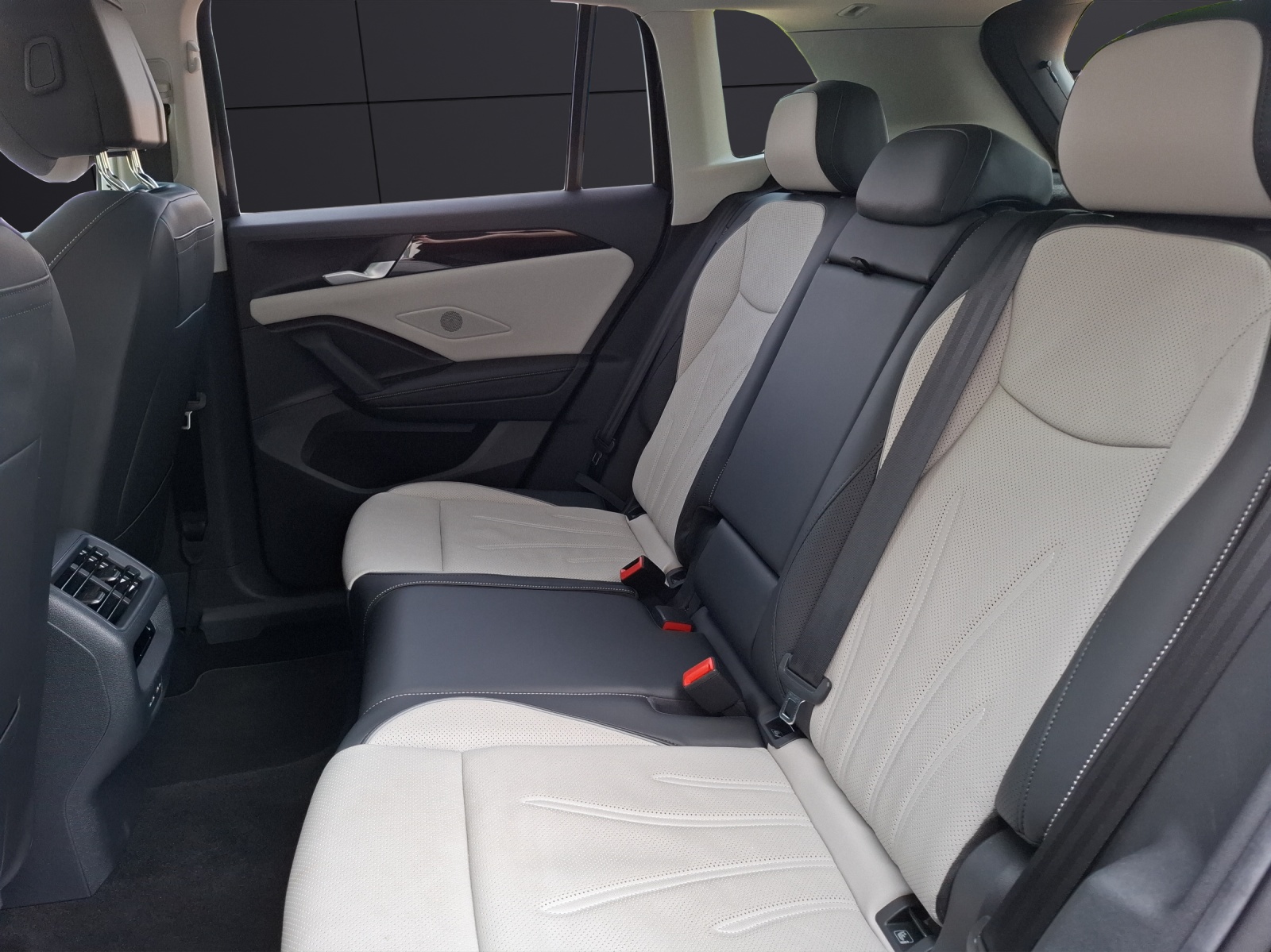Fahrzeugabbildung Volkswagen Tiguan TDI Elegance DSG Matrix STH AHK Navi Pano HUD AID ACC RFK Leder 19