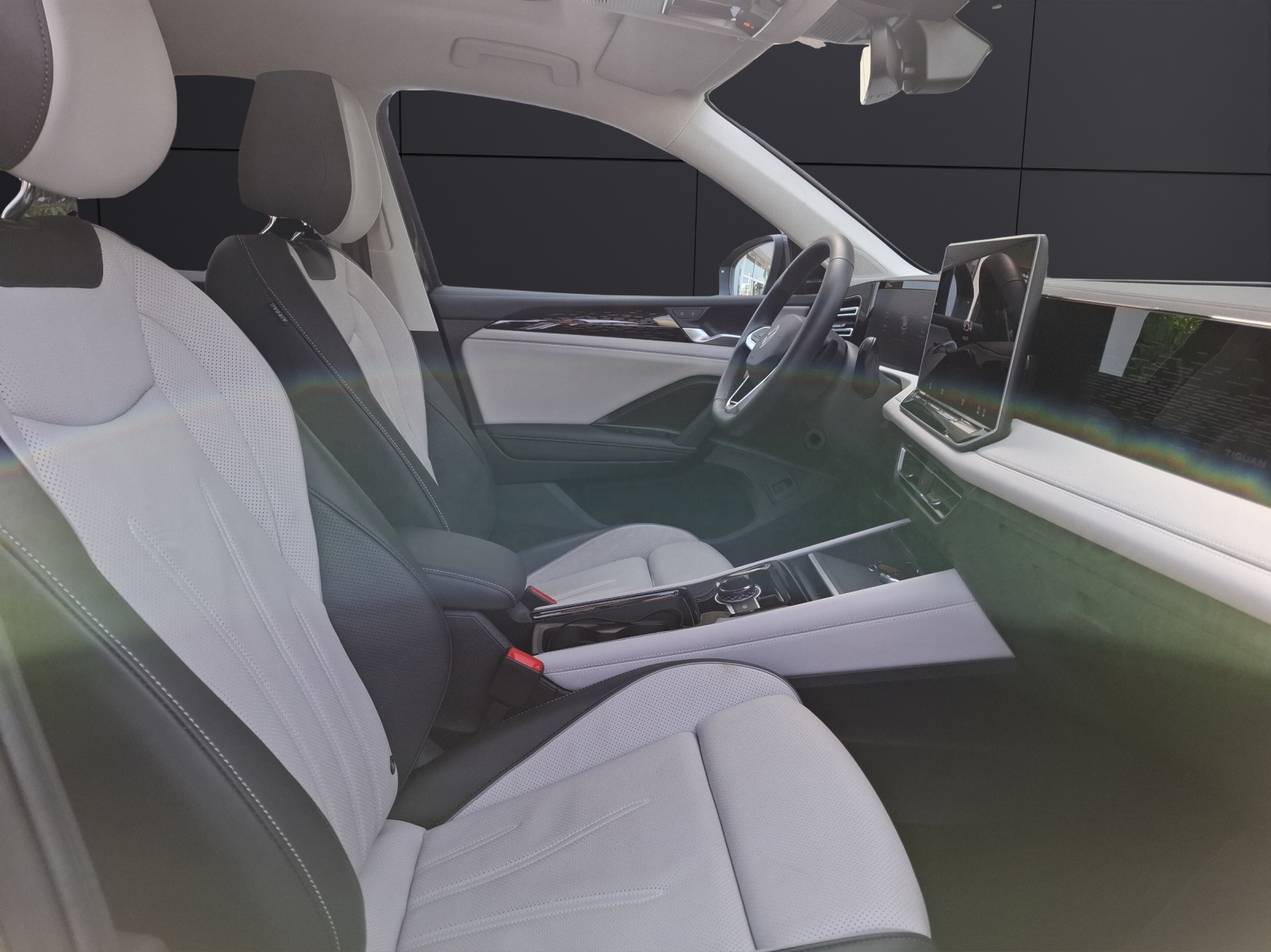 Fahrzeugabbildung Volkswagen Tiguan TDI Elegance DSG Matrix STH AHK Navi Pano HUD AID ACC RFK Leder 19