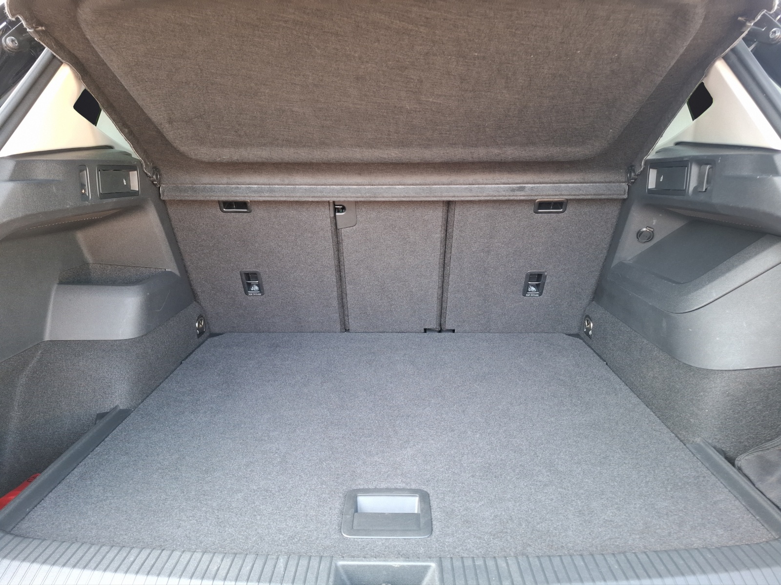 Fahrzeugabbildung Volkswagen Tiguan TDI Elegance DSG Matrix STH AHK Navi Pano HUD AID ACC RFK Leder 19