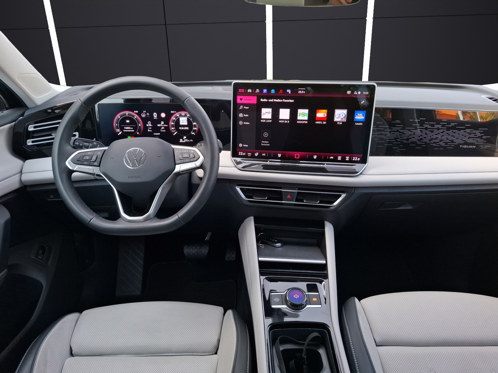Fahrzeugabbildung Volkswagen Tiguan TDI Elegance DSG Matrix STH AHK Navi Pano HUD AID ACC RFK Leder 19