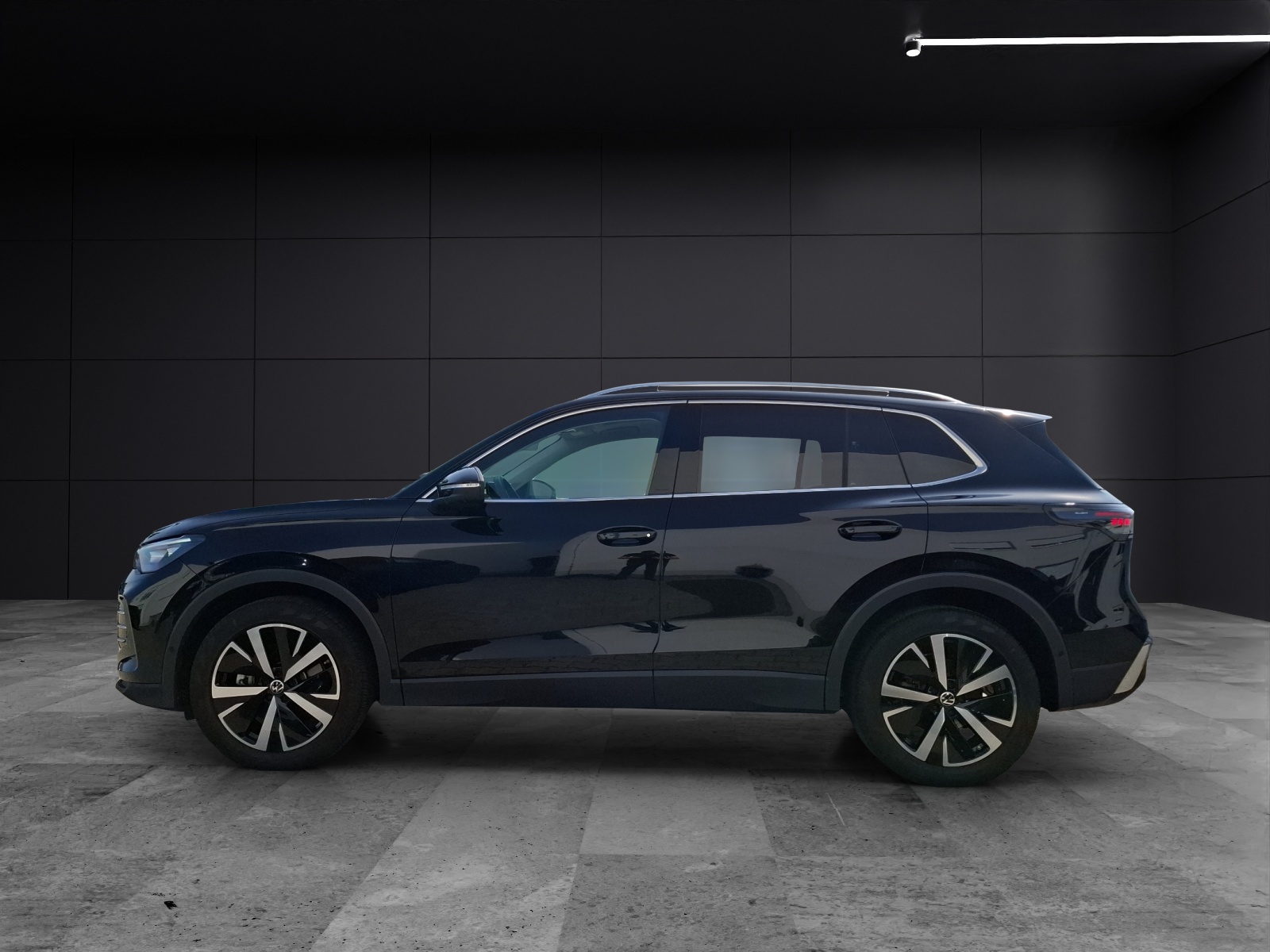 Fahrzeugabbildung Volkswagen Tiguan TDI Elegance DSG Matrix STH AHK Navi Pano HUD AID ACC RFK Leder 19