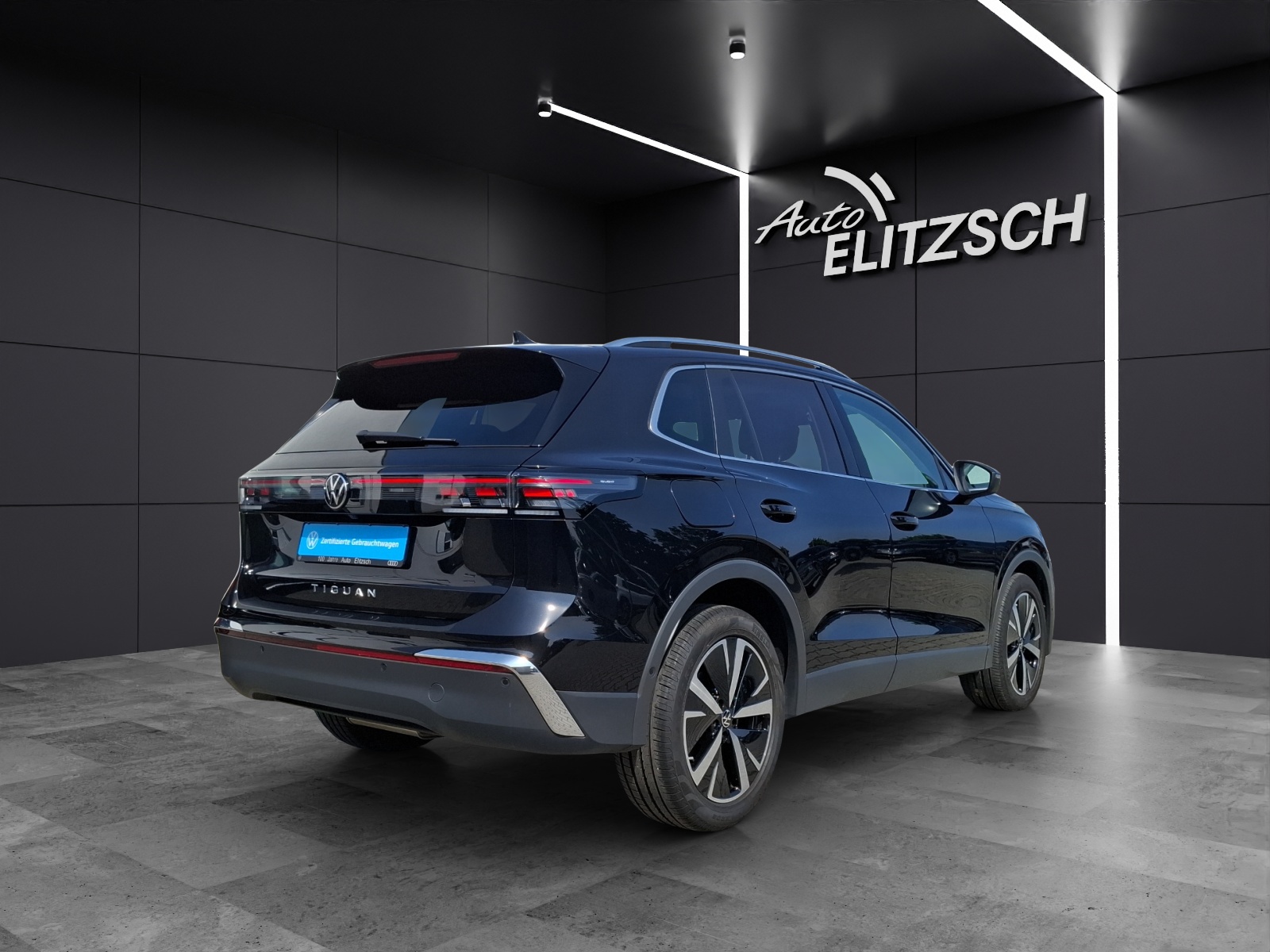 Fahrzeugabbildung Volkswagen Tiguan TDI Elegance DSG Matrix STH AHK Navi Pano HUD AID ACC RFK Leder 19