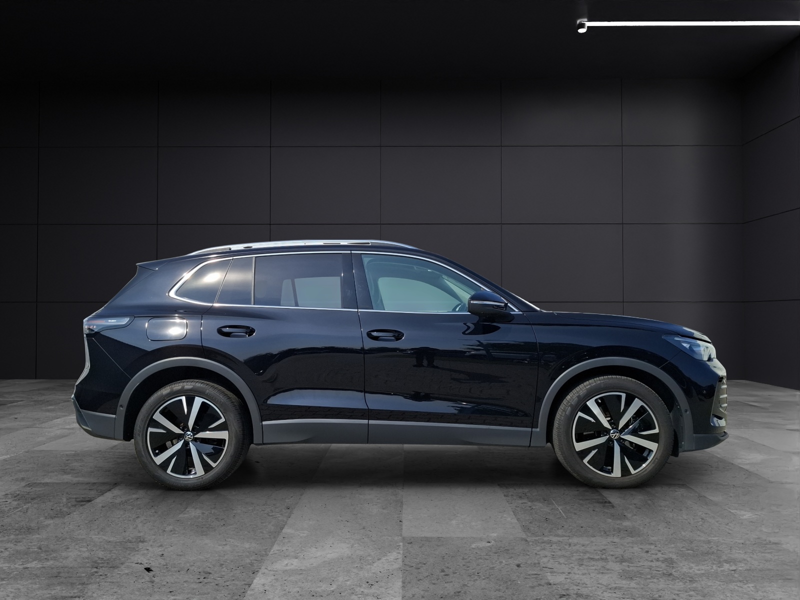 Fahrzeugabbildung Volkswagen Tiguan TDI Elegance DSG Matrix STH AHK Navi Pano HUD AID ACC RFK Leder 19