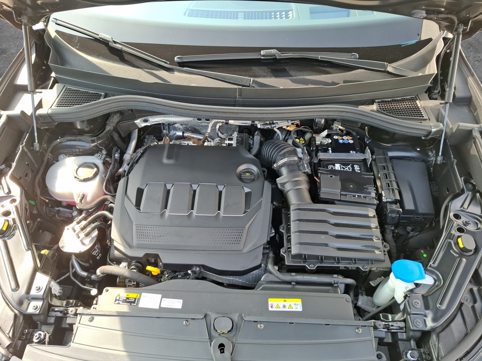 Fahrzeugabbildung Volkswagen Tiguan TDI Elegance DSG Matrix STH AHK Navi Pano HUD AID ACC RFK Leder 19