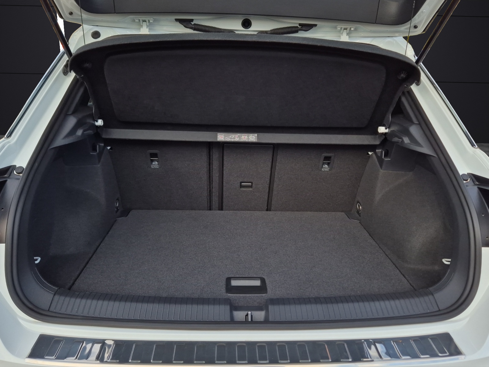 Fahrzeugabbildung Volkswagen T-Roc 1.5 TSI Sport LED Navi