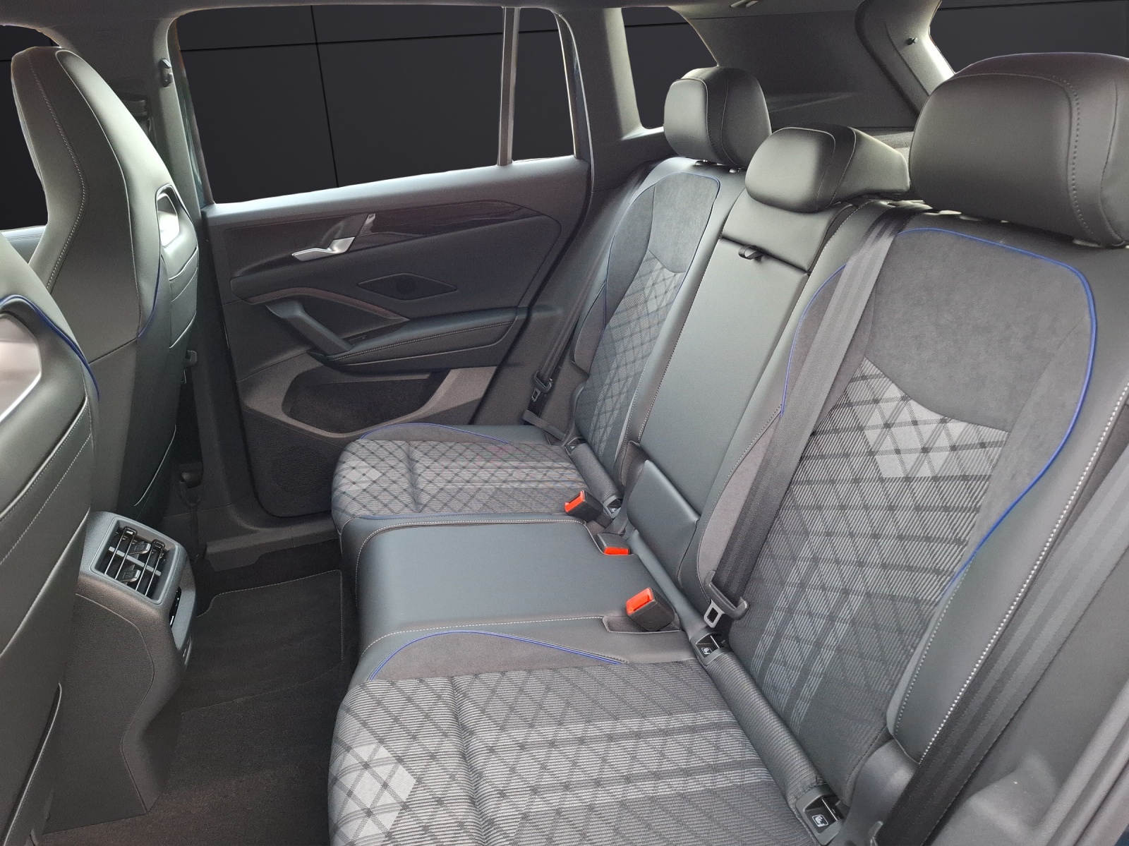 Fahrzeugabbildung Volkswagen Tiguan eTSI R-Line DSG Standhzg Matrix AHK Navi AID HUD ACC RFK 19