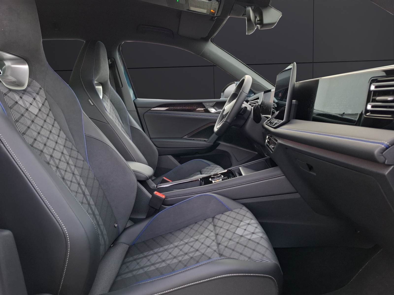 Fahrzeugabbildung Volkswagen Tiguan eTSI R-Line DSG Standhzg Matrix AHK Navi AID HUD ACC RFK 19