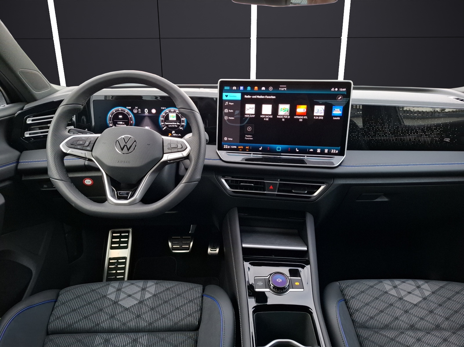 Fahrzeugabbildung Volkswagen Tiguan eTSI R-Line DSG Standhzg Matrix AHK Navi AID HUD ACC RFK 19