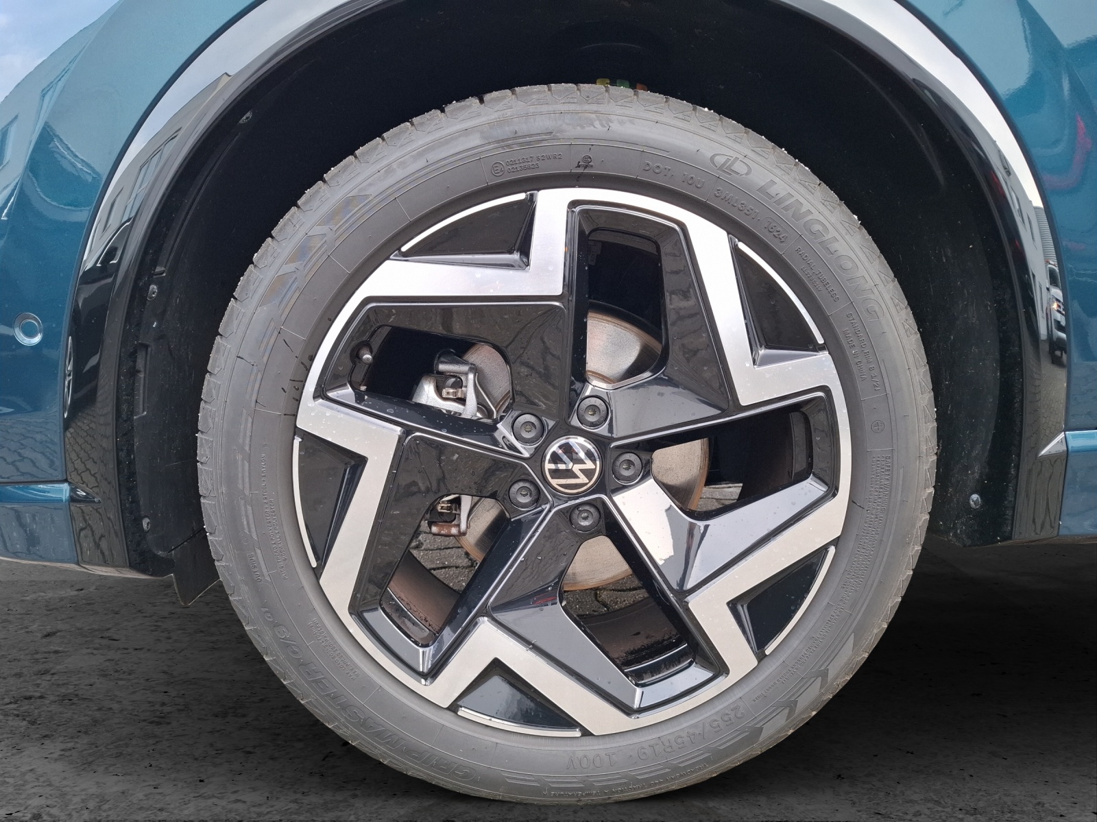 Fahrzeugabbildung Volkswagen Tiguan eTSI R-Line DSG Standhzg Matrix AHK Navi AID HUD ACC RFK 19