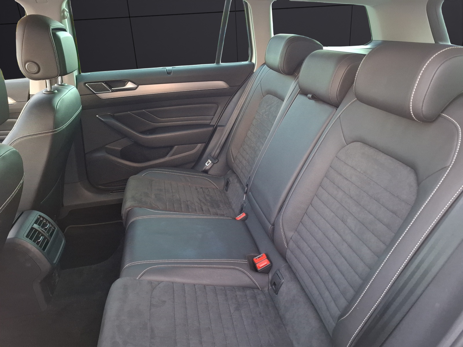 Fahrzeugabbildung Volkswagen Passat Variant TDI Elegance DSG Matrix Navi AID ACC RFK SH