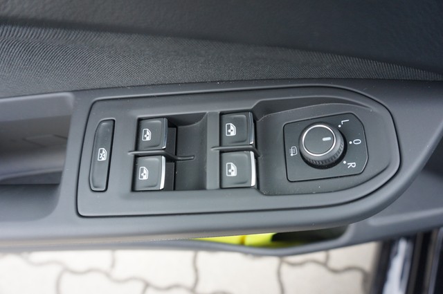 Fahrzeugabbildung Volkswagen Golf VIII TDI United DSG LED AHK Navi AID ACC RFK SH