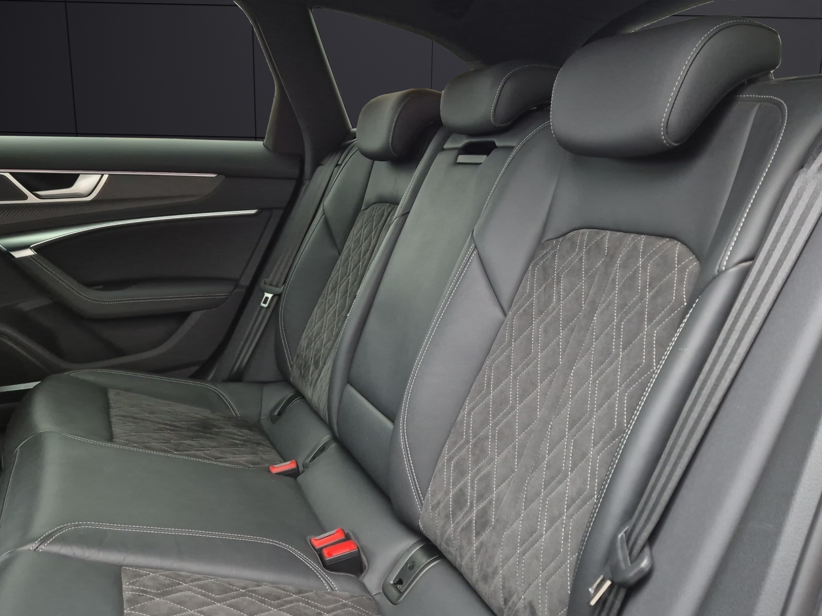 Fahrzeugabbildung Audi S6 Avant TDI quattro HDMatrix Navi Pano B&O AVC ACC RFK SH 21