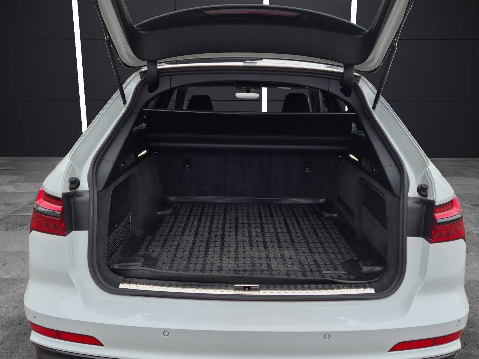 Fahrzeugabbildung Audi S6 Avant TDI quattro HDMatrix Navi Pano B&O AVC ACC RFK SH 21