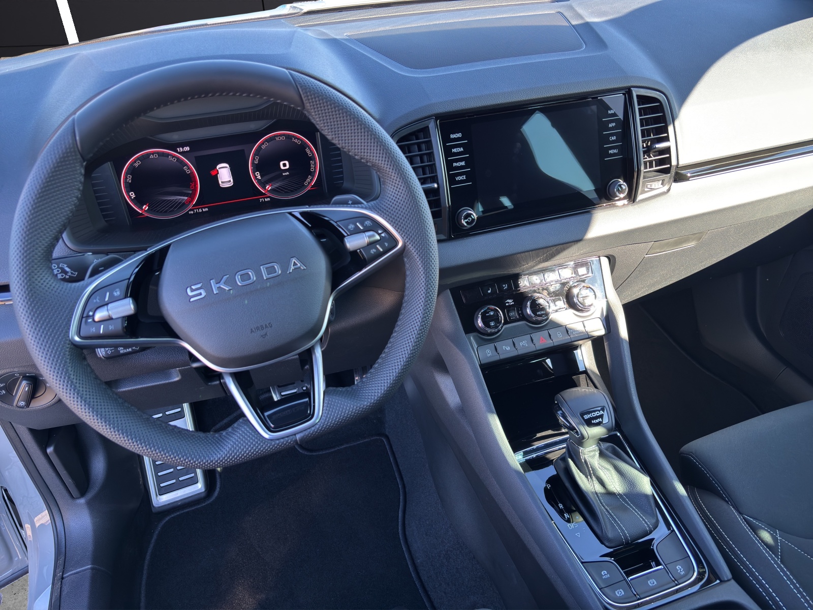 Fahrzeugabbildung SKODA Karoq Sportline 4x4 2.0 TSI DSG Matrix AHK ACC 360GRAD