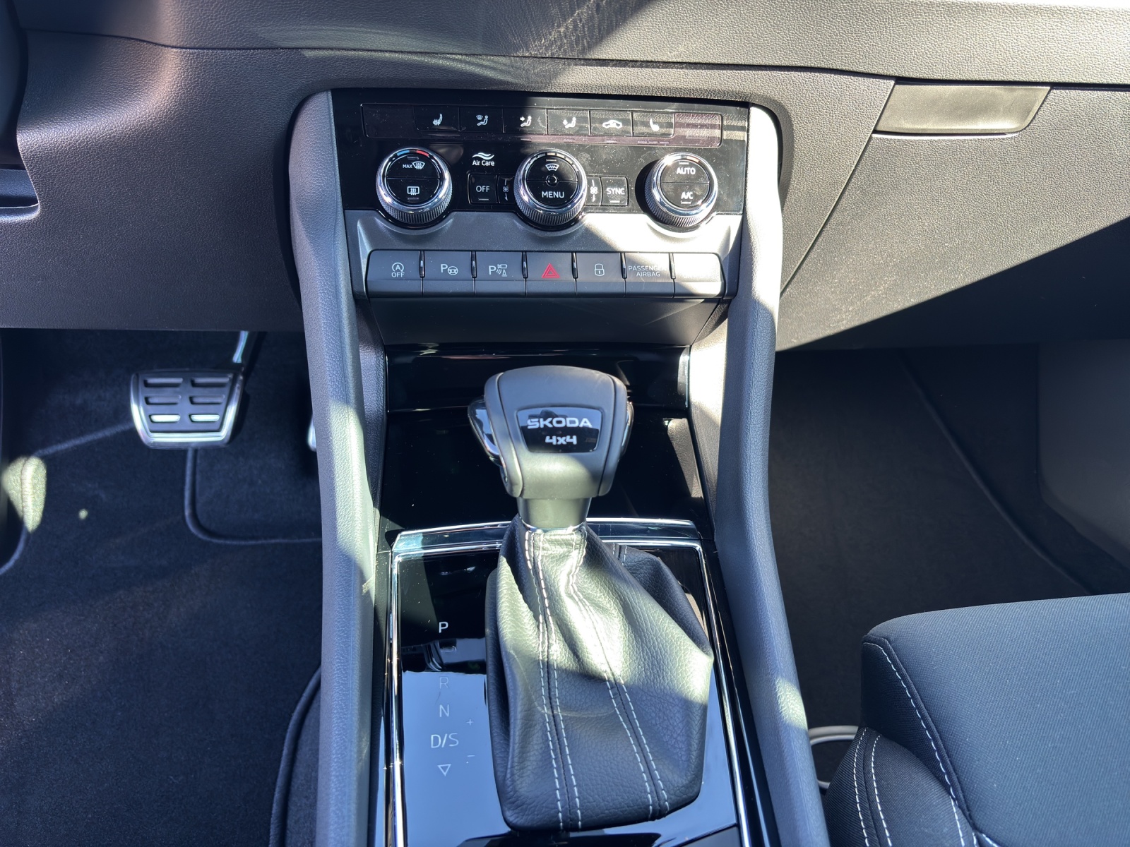 Fahrzeugabbildung SKODA Karoq Sportline 4x4 2.0 TSI DSG Matrix AHK ACC 360GRAD