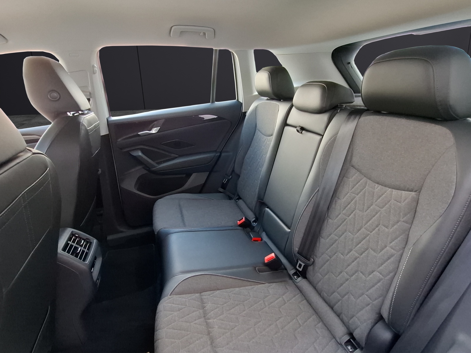Fahrzeugabbildung Volkswagen Tiguan eTSI Life DSG LED AHK Navi AID ACC RFK SH