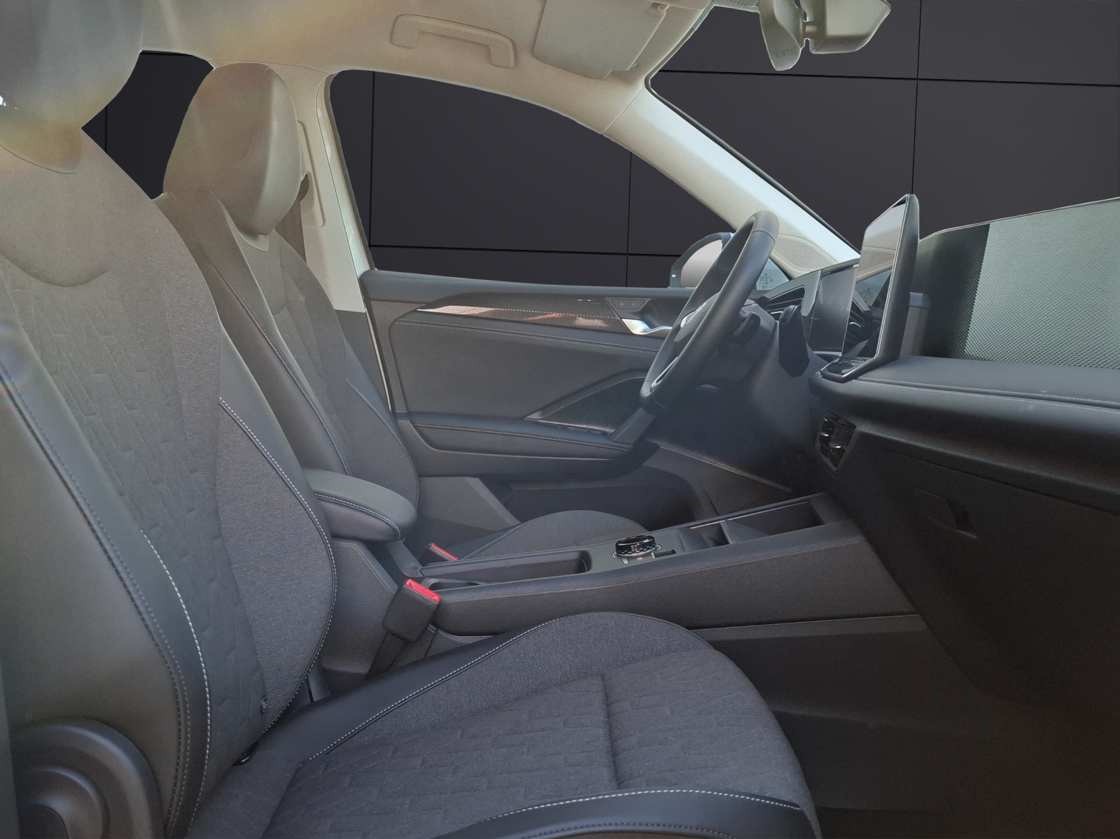Fahrzeugabbildung Volkswagen Tiguan eTSI Life DSG LED AHK Navi AID ACC RFK SH