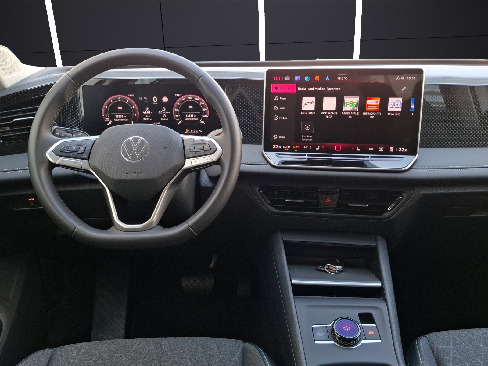 Fahrzeugabbildung Volkswagen Tiguan eTSI Life DSG LED AHK Navi AID ACC RFK SH