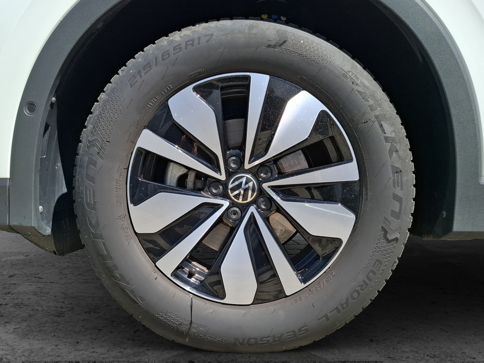 Fahrzeugabbildung Volkswagen Tiguan eTSI Life DSG LED AHK Navi AID ACC RFK SH