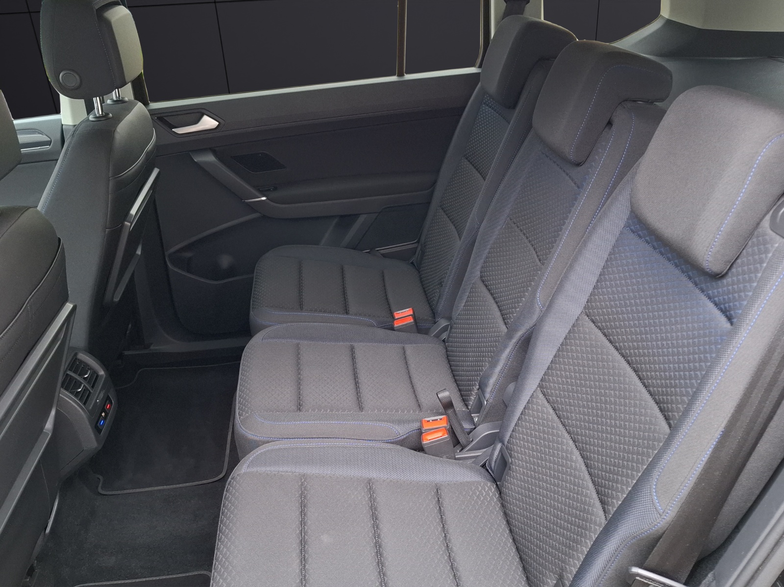 Fahrzeugabbildung Volkswagen Touran TSI United Standhzg 7-Si LED Navi ACC RFK SHZ