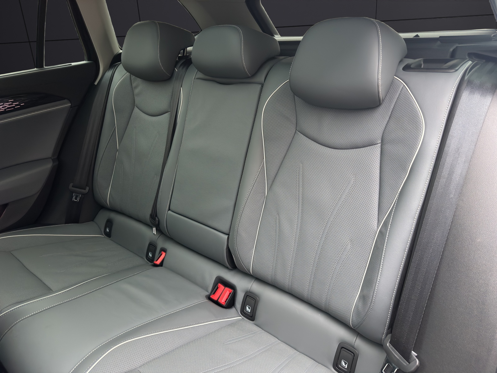 Fahrzeugabbildung Volkswagen Passat TDI DSG Elegance MATRIX ACC AHK PANO STH HuD