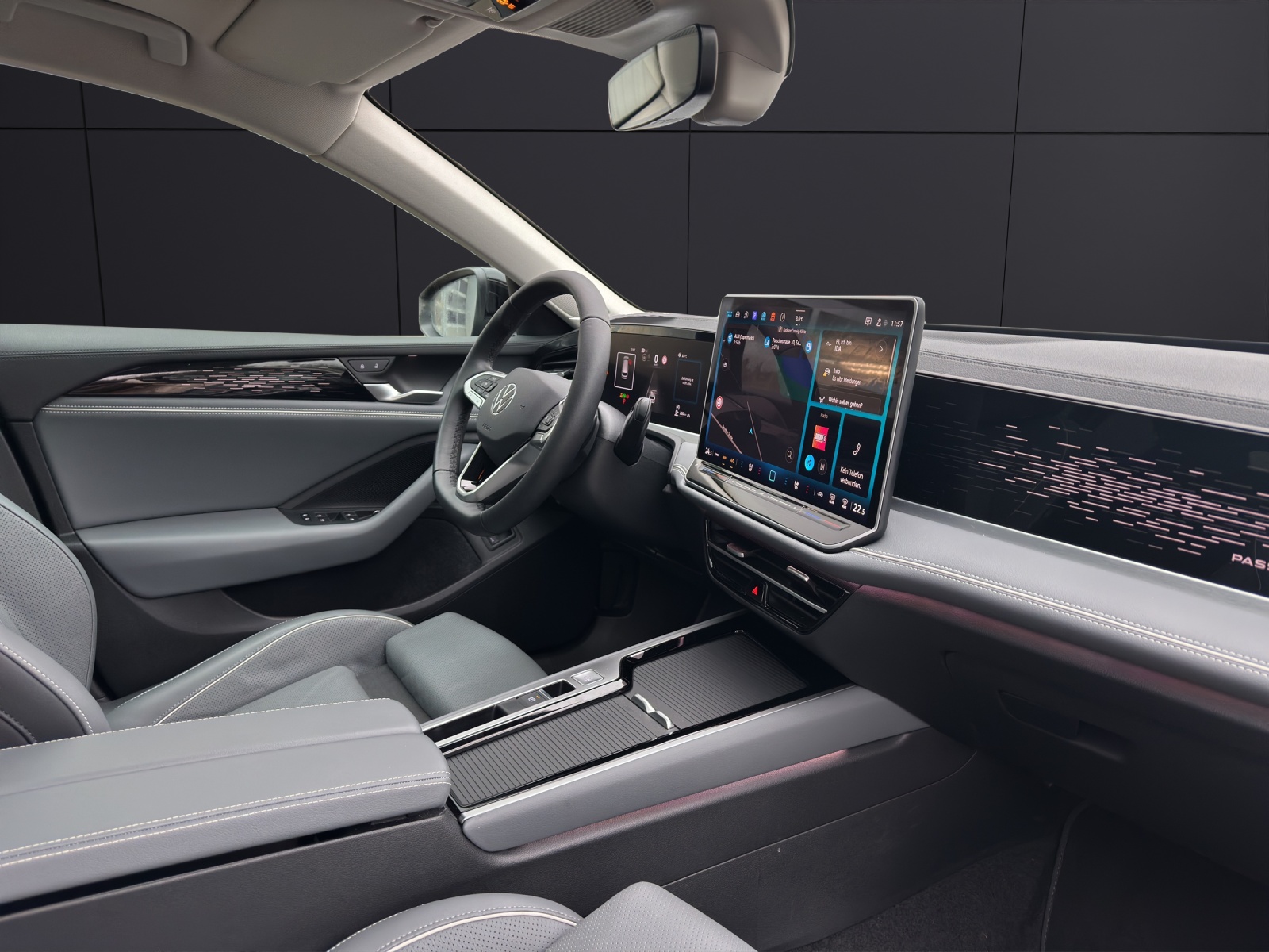 Fahrzeugabbildung Volkswagen Passat TDI DSG Elegance MATRIX ACC AHK PANO STH HuD